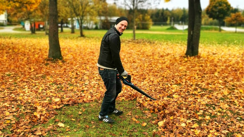 Wer nasse Blätter vom Rasen pusten möchte, sollte zu 36-V-Laubbläsern greifen.