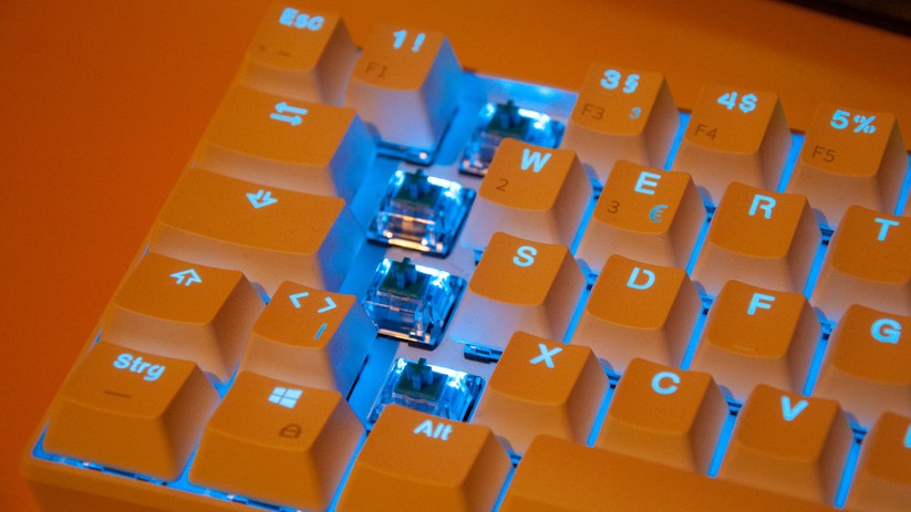 Die meisten mechanischen Tastaturen bringen eine Beleuchtung für die Tasten mit. Das ist ein netter Effekt und praktisch bei dunkler Umgebung. 