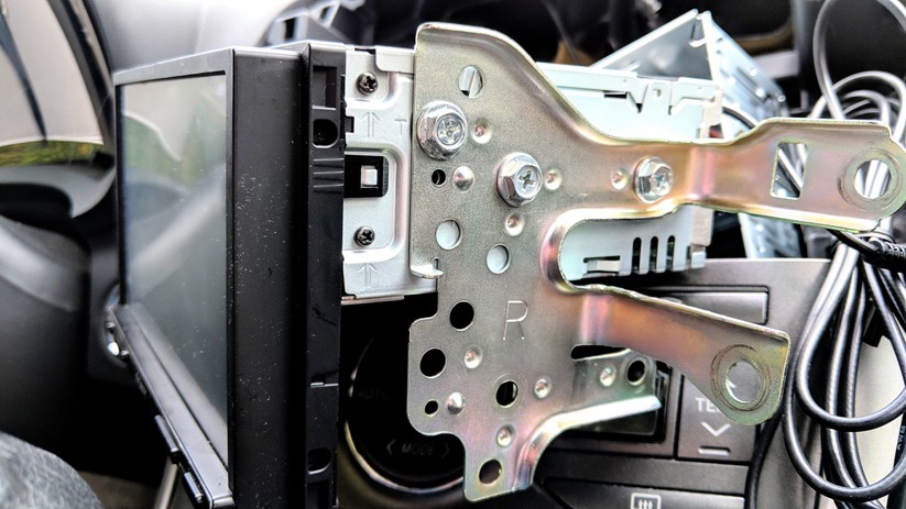 Der Einbau in ein japanisches Auto funtkioniert etwas anders als in ein europäisches. Kompatibel ist das Sony XAV-AX3005 zu beiden Varianten.