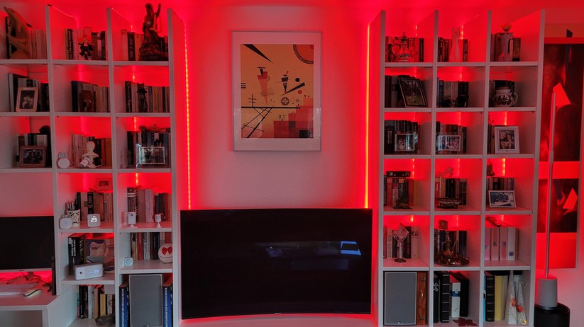 Oft sind einzelne LEDs der LED-Streifen auch bei indirekter Beleuchtung zu sehen. Ausnahmen sind hier Modelle mit transparenten LED-Schläuchen wie die Neon-Varianten von Govee (H61C3 ganz links) und auch das Govee-Modell RGBIC LED Strip M1 (H61E0, rechts neben TV), die eine homogene Beleuchtung bieten. Bei den anderen Varianten (Aqara T1, Nanoleaf Essentials und Govee RGBIC Pro) sind die LEDs hingegen leider gut zu sehen.  