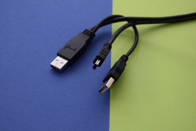 Strom und Daten erhält der Brenner per Y-USB-Kabel. 
