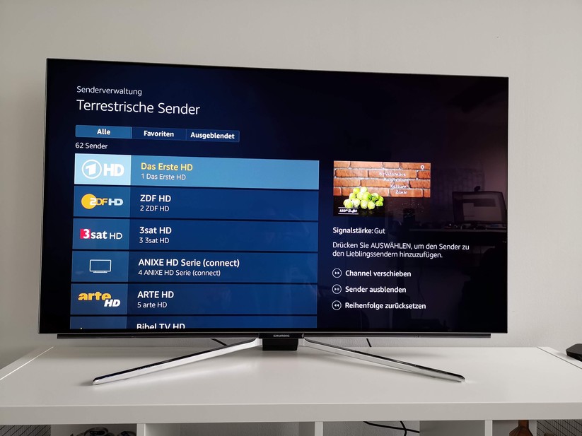 Sehr praktisch: Beim Sortieren der Sender sieht man bereits ein Vorschaubild des Live-TVs samt einer Einschätzung zur Signalstärke. 