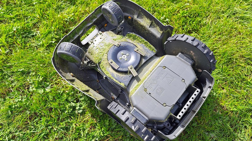 Die Reinigung sollte auf dem Rücken liegend nicht mit dem Gartenschlauch erfolgen, stehend reicht der IPx5-Schutz dafür aber aus