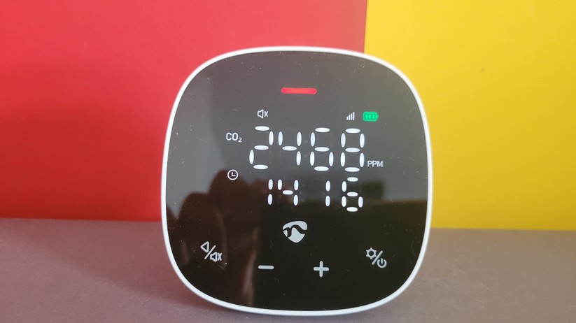 Nedis Smart Life Luftqualitätsmonitor ermittelt CO₂, Temperatur und Luftfeuchte. Außerdem ist das Gerät kompatibel zu Tuya und Home Assistant.