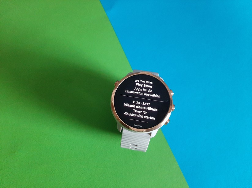 Benachrichtigungen und Termine lassen sich auf der Uhr anzeigen. Zudem kann man neue Erinnerungen dem Google Assistant diktieren. 