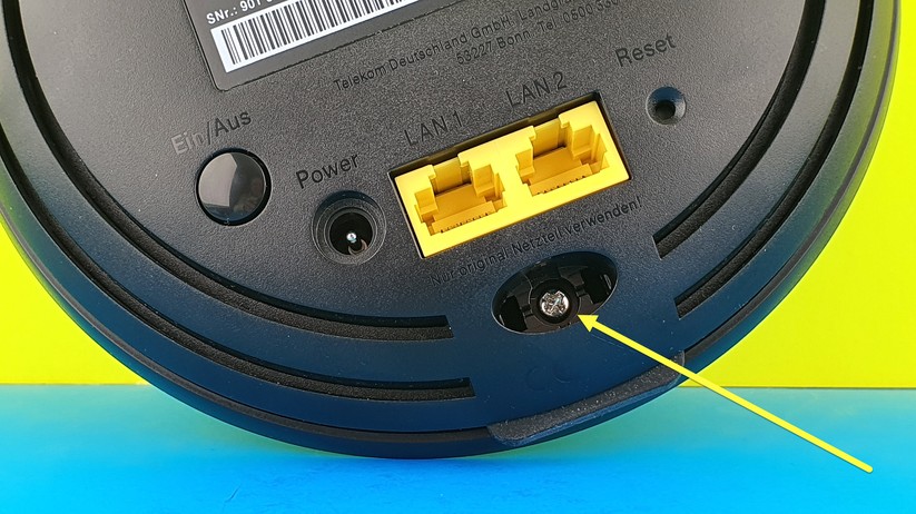 Aus diesem Grunde haben wir ungeplant eine Schraube entdeckt, nach deren Lösen wir den Telekom-Wifi-6-Repeater noch weiter zerlegen konnten.
