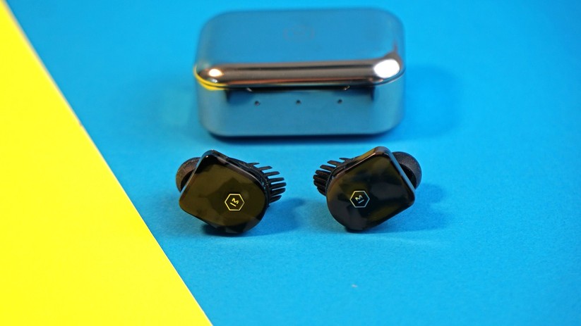 Master & Dynamics MW07: Die True-Wireless-Kopfhörer sind angenehm leicht. 