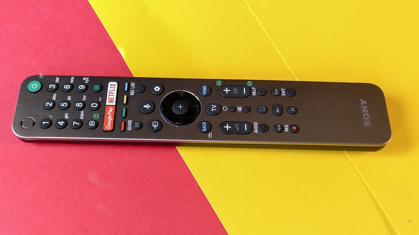 Die Fernbedienung zum KD-65AG9 ist per Bluetooth mit dem TV gekoppelt. Es fehlt aber leider eine vollständige Tastatur, etwa zur Eingabe von komplexen Passwörtern. 