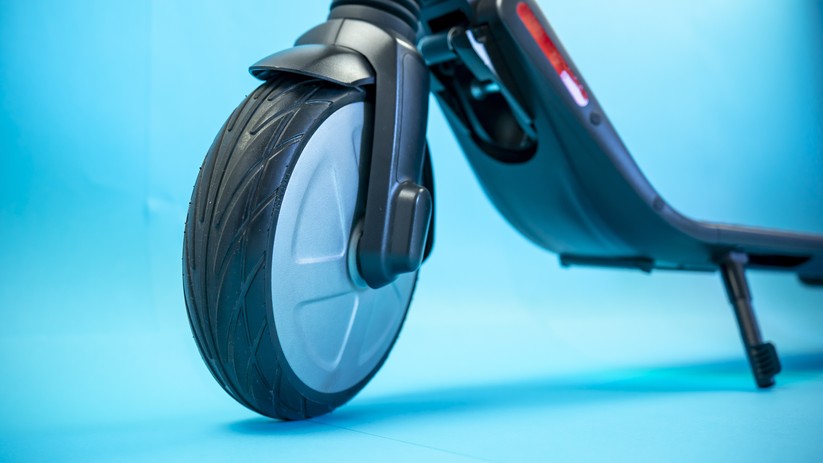 Vorderrad des Kickscooter ES2 mit 300-Watt-Motor