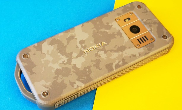 Das Nokia 800 Tough hat sogar eine Lasche, um es beispielsweise an Bänder oder einen Gürtel zu hängen.