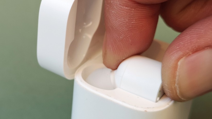 Mit trockenen Händen ist die Entnahme eine Geduldsprobe.