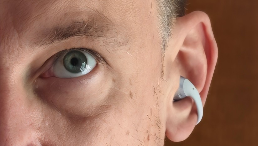 Die Shokz Opendots 2 sitzen komfortabel und sicher am Ohr.