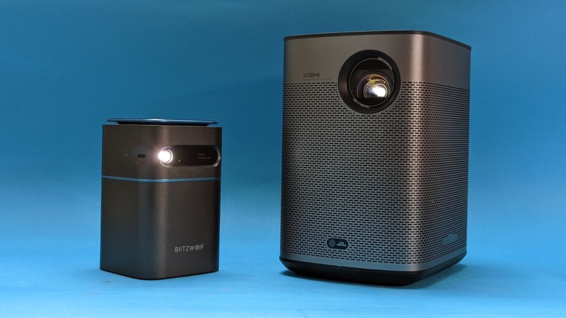 Akku-Beamer-Größenvergleich: Blitzwolf BW-VT2 vs. Xgimi Halo+.