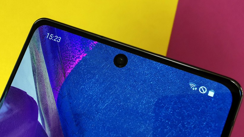 Die Punchhole-Notch ist beim günstigeren Note 20 trotz gleicher Frontkamera größer