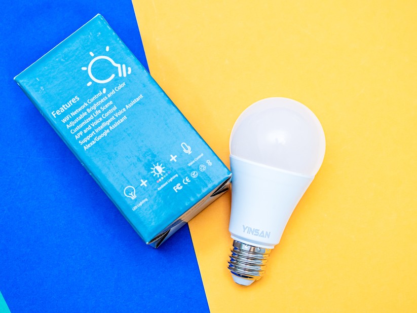 Die Verpackung ist grün, aber die Yinsan-Lampe selbst ist eine Black Box. Man erfährt über die sehr günstige LED-Birne kaum Näheres zum Produkt