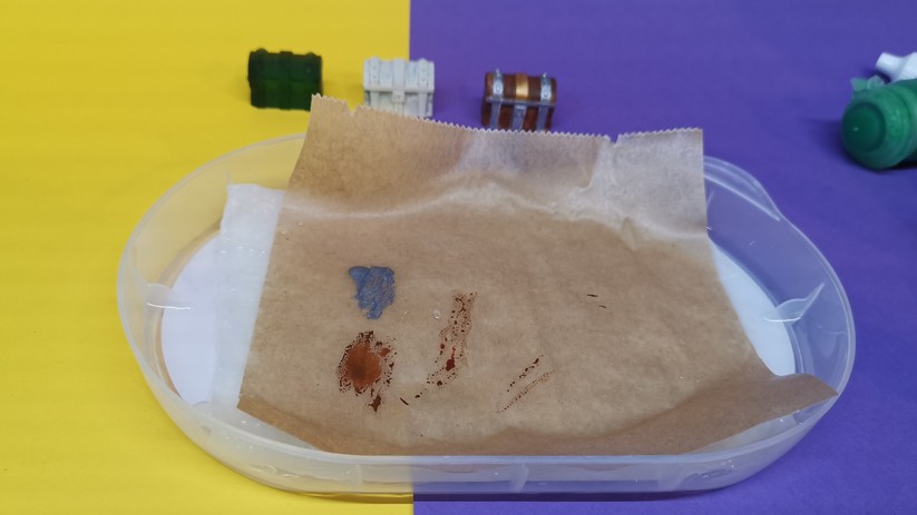 Eine Nasspalette sorgt dafür, dass Farben beim Malen nicht austrocknen. 