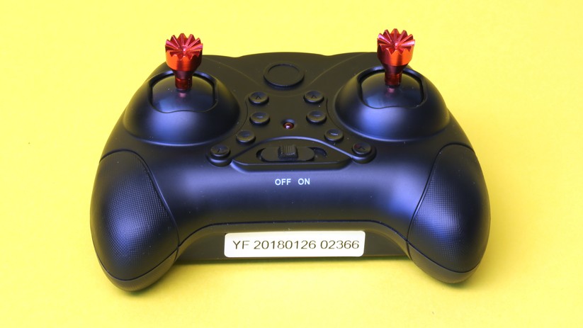 Der Handsender sieht sehr nach Spielzeug aus – funktioniert aber sehr gut.