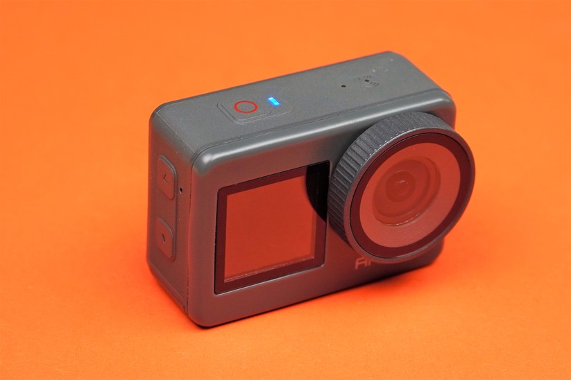 Die Akaso Brave 7 hat die typischen Abmaße einer Actioncam. Ungewöhnlich in dieser Preisklasse ist das zusätzliche Frontdisplay.