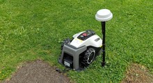 Mammotion Yuka Mini: Ladestation und RTK-Antenne