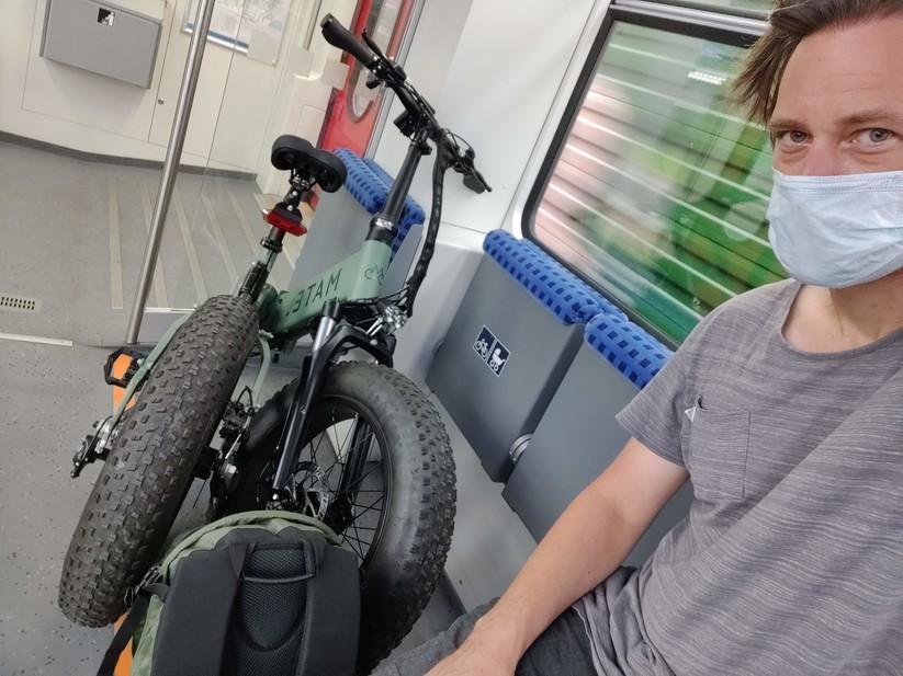 Zusammengeklappt gilt das Mate X in Zug und S-Bahn als Gepäckstück und benötigt keine Fahrradkarte. 