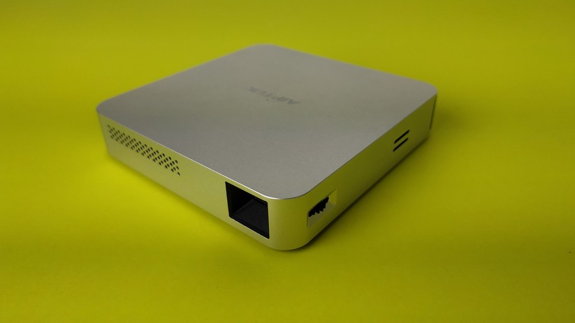 Der Aiptek MobileCinema i70 hat ein gut verarbeitetes Aluminium-Gehäuse.