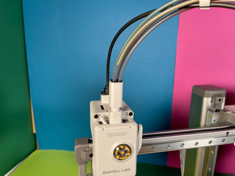 Direkt am Druckkopf laufen die vier Filamente zusammen. Die nicht verwendeten werden in den PTFE-Schlauch zurückgezogen, das zu druckende Filament wird bis zum Extruder vorgeschoben. 