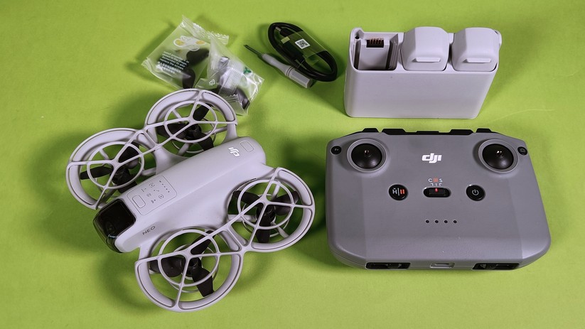 DJI Neo in der Fly-More-Combo.