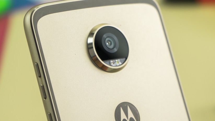 Die Kamera des Moto Z2 Play guckt aus dem Gehause heraus.