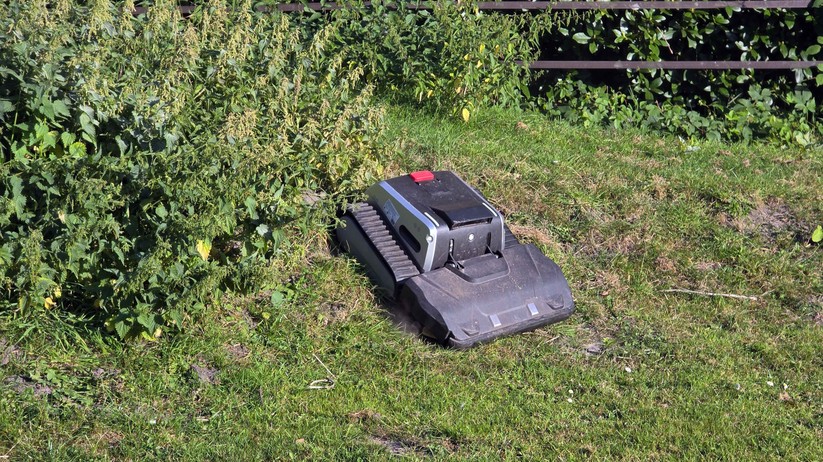 Lymow One Plus: Mähroboter mit Raupenantrieb, RTK- und kameragestützte Navigation sowie ungewöhnlich große Rotationsmesser.