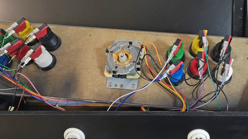 Arcade-Automaten im Retro-Look: Die Verkabelung der Buttons sieht wild aus, ist aber schnell gemacht. 