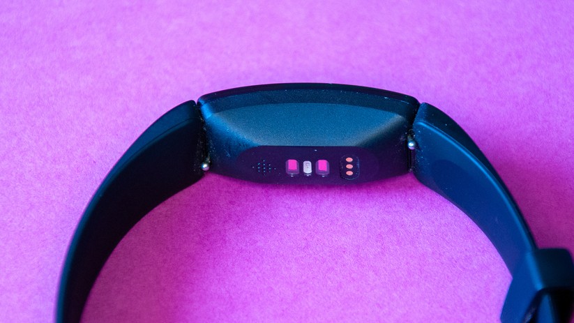 Der optische Sensor nimmt den Pulsschlag kontinuierlich auf. 