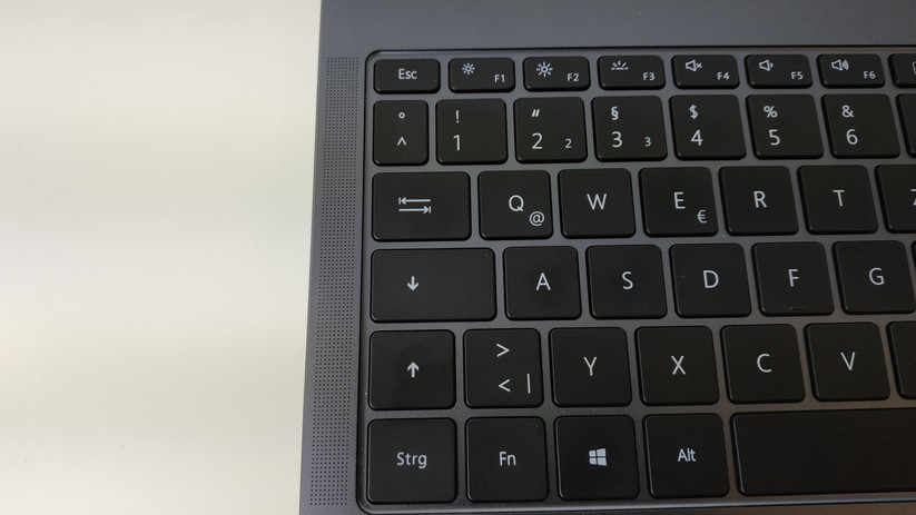 Neben den zwei Hochtönern links und rechts von der Tastatur hat das Matebook X Pro unten noch links und rechts einen Woofer für die tiefen Frequenzen.