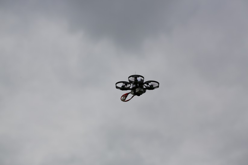 Das Flugverhalten ist vergleichbar mit dem von großen FPV-Racern.