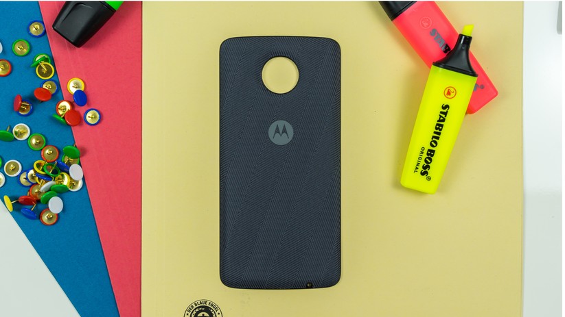 Das Style Shell Wireless für das Moto Z2 Play schützt die Rückseite des Smartphones und bringt die drahtlose Ladefunktion mit.