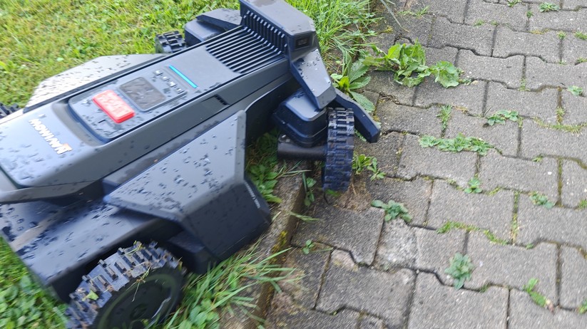 Segway Navimow X420: Großer und schwerer Allrad-Mähroboter mit RTK- und Kamera-Navigation für Rasenflächen bis 2000 m², 42 cm Schnittbreite, lenkbare Vorderräder, aber ohne Kantenschnittoptimierung.