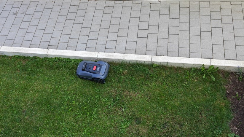 Natural Expression Performance 7: Kamerabasierter Mähroboter für Flächen bis 500 m² und einer Schnittbreite von 18 cm.