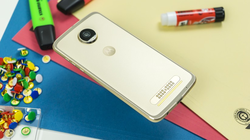 Die Rückseite des Moto Z2 Play ist komplett aus Metall, lediglich die Streifen für die Antennen sind aus Kunststoff.