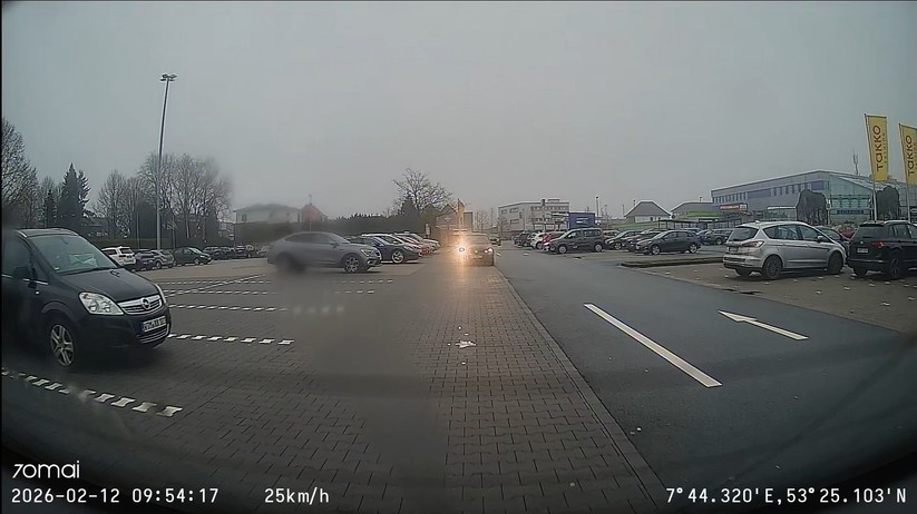 Screenshots aus den Aufnahmen der 4K-Dashcam Omni X800