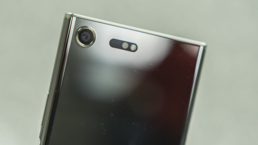 Die Kamera des Xperia XZ Premium sitzt im Gehäuse und ragt nicht heraus.