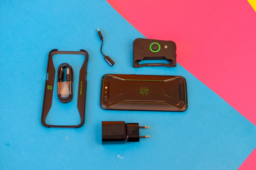 Xiaomi legt beim Black Shark einen Controller sowie einen Rahmen bei. 