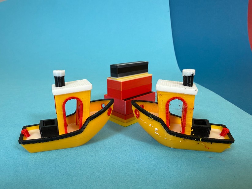 Wenn man den Prime Tower weglässt, spart man zwar noch etwas Filament, aber das lohnt sich nicht – denn dadurch, dass die Düsen teilweise unter Temperatur auf ihren nächsten Einsatz warten, wollen sie zwingend abgestriffen werden. Ansonsten bleiben überschüssige Filament-Reste unschön am Modell hängen.