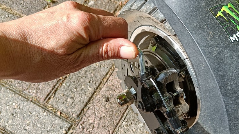 Wer unterwegs etwa die Bremse nachjustieren muss, braucht passendes Werkzeug.