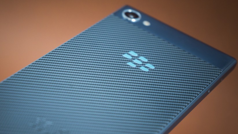 Die Rückseite des BlackBerry Motion besitzt eine rutschfeste Oberfläche und kommt mit einem Carbon-Look.