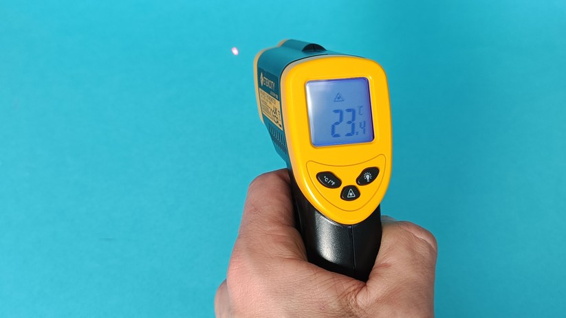 Das Infrarot-Thermometer arbeitet schnell und exakt.