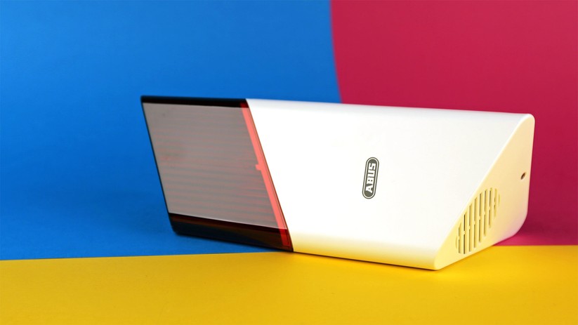 Das rote Licht der Alarmsirene ist nicht sonderlich hell, der Lautsprecher (rechts, bzw. unten) aber um so lauter.