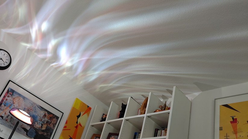 Mit der Uplighter Stehleuchte präsentiert Govee eine außergewöhnliche Stehlampe. Sie zaubert tolle Animationen an die Decke, kann aber dank einer zweiten Leuchte auch als einfache Leselampe genutzt werden. Aktuell ist sie zum neuen Tiefstpreis für 140 Euro statt 180 Euro (- 22 Prozent) erhältlich.