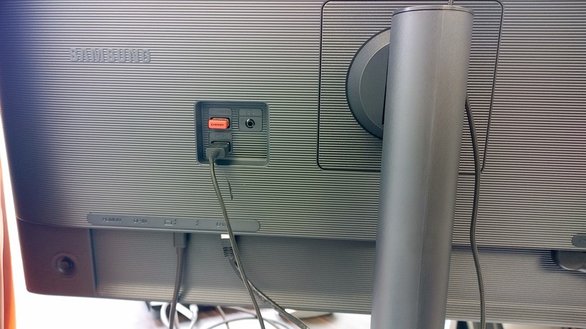 In unserem Test nutzten wir die USB-A-Ports für den Dongle der Maus und Tastatur sowie zum Anschluss einer Webcam. 