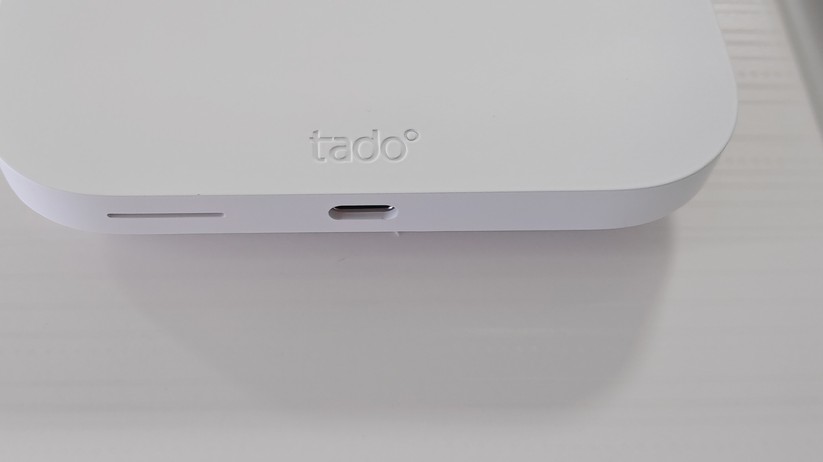 Im direkten Vergleich zur ersten Generation fällt das neue Thermostat deutlich schlanker aus. Die Halterung misst 9,3 × 9,3 cm bei nur 0,8 cm Tiefe, während die aufgesetzte Display-Einheit 10,9 × 10,9 cm groß ist und 1 cm tief aufbaut. Die Diagonale beträgt 13,6 cm – ein deutlicher Zuwachs gegenüber den 9,7 × 9,7 cm der ersten Generation. Da die Halterung kleiner ist als das Display, entsteht der Eindruck, das Thermostat würde vor der Wand schweben.