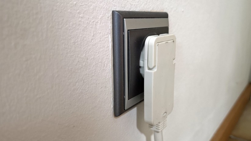 Steckdosenleisten und Adapter: Für den Anschluss hinter Möbeln, sollte der Stecker möglichst flach sein.