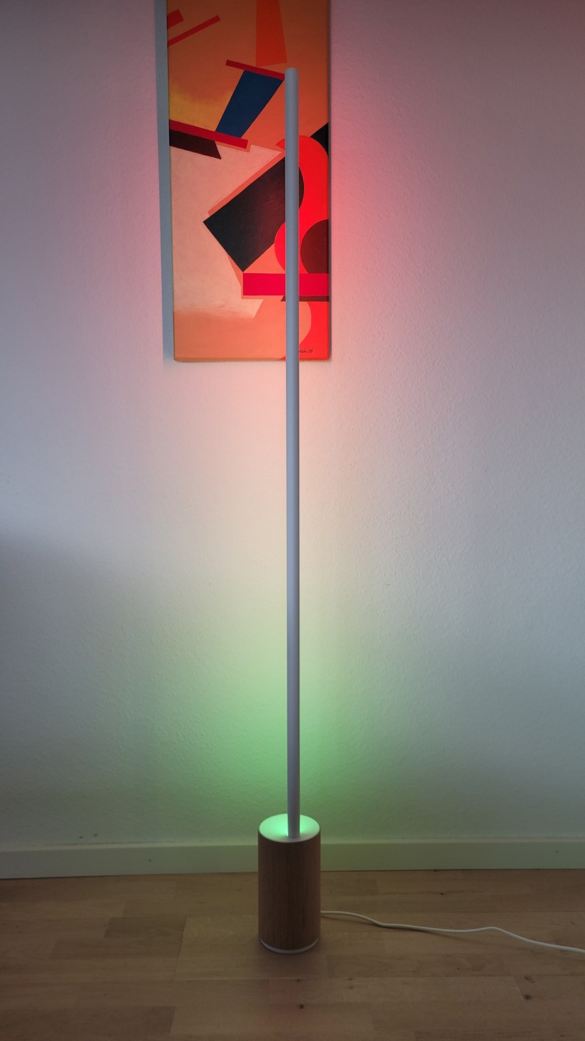 Philips Signe: Gute Farbdarstellung und fließende Übergänge. Ganz schwach erkennt man einzelne LEDs bei direkter Beleuchtung.